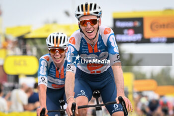 2024-06-29 - ROMAIN BARDET WIN THE FIRST STAGE OF THE TOUR DE FRANCE 2024 IN RIMINI AND FRANK VAN DEN BROEK IN SECOND PLACE smailing - STAGE 1 - FINISH - TOUR DE FRANCE - CYCLING