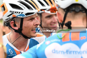 2024-06-29 - ROMAIN BARDET CELEBRATED BY HIS TEAMMATE AFTER the WIN THE FIRST STAGE OF THE TOUR DE FRANCE 2024 IN RIMINI - STAGE 1 - FINISH - TOUR DE FRANCE - CYCLING