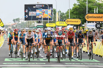 2024-06-29 - A GROUP OF LATECOMERS AT THE ARRIVAL OF THE FIRST STAGE OF THE 2024 TOUR DE FRANCE IN RIMINI - STAGE 1 - FINISH - TOUR DE FRANCE - CYCLING