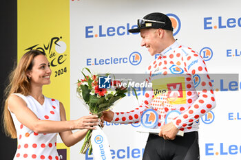 2024-06-29 - JONAS ABRAHAMSEN CELEBRATING ON THE PODIUM OF THE FIRST STAGE OF THE TOUR DE FRANCE 2024 IN RIMINI WITH THE GRIMPEUR JERSEY - STAGE 1 - FINISH - TOUR DE FRANCE - CYCLING