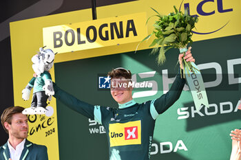 2024-06-30 - Jonas ABRAHAMSEN celebrating green jersey on the podium of the second stage of the Tour de France 2024 in Bologna - STAGE 2 - FINISH - TOUR DE FRANCE - CYCLING