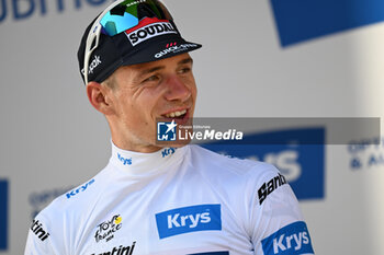 2024-06-30 - Remco Evenepoel smile portrait celebrating white jersey on the podium of the second stage of the Tour de France 2024 in Bologna - STAGE 2 - FINISH - TOUR DE FRANCE - CYCLING