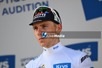 2024-06-30 - Remco Evenepoel smile portrait celebrating white jersey on the podium of the second stage of the Tour de France 2024 in Bologna - STAGE 2 - FINISH - TOUR DE FRANCE - CYCLING