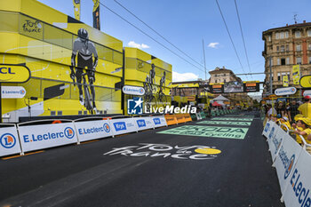 2024-06-30 - ROMAIN BARDET lost YELLOW JERSEY AFTER the second stage of the tour de France 2024 in Bologna (Italy) - STAGE 2 - FINISH - TOUR DE FRANCE - CYCLING