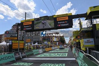 2024-06-30 - BOLOGNA WAITING THE ARRIVE OF THE SECOND STAGE OF TOUR DE FRANCE 2024 - STAGE 2 - FINISH - TOUR DE FRANCE - CYCLING