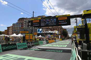 2024-06-30 - BOLOGNA WAITING THE ARRIVE OF THE SECOND STAGE OF TOUR DE FRANCE 2024 - STAGE 2 - FINISH - TOUR DE FRANCE - CYCLING