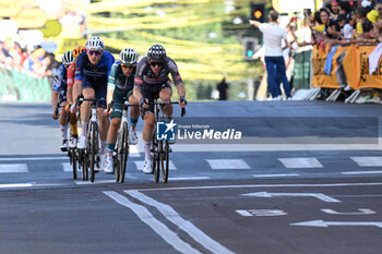 2024-06-30 - FRANK VAN DEN BROEK in green jersey in action during the second stage of the tour de france 2024 in Bologna - STAGE 2 - FINISH - TOUR DE FRANCE - CYCLING