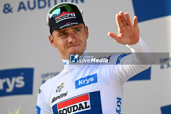 2024-06-30 - Remco Evenepoel CELEBRATING WHITE JERSEY ON THE PODIUM OF THE second STAGE OF THE TOUR DE FRANCE 2024 IN bologna - STAGE 2 - FINISH - TOUR DE FRANCE - CYCLING