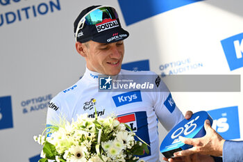 2024-06-30 - Remco Evenepoel CELEBRATING WHITE JERSEY ON THE PODIUM OF THE second STAGE OF THE TOUR DE FRANCE 2024 IN bologna - STAGE 2 - FINISH - TOUR DE FRANCE - CYCLING