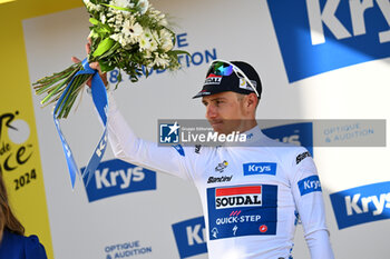 2024-06-30 - Remco Evenepoel CELEBRATING WHITE JERSEY ON THE PODIUM OF THE second STAGE OF THE TOUR DE FRANCE 2024 IN bologna - STAGE 2 - FINISH - TOUR DE FRANCE - CYCLING