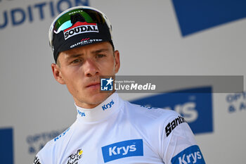 2024-06-30 - Remco Evenepoel portrait in WHITE JERSEY ON THE PODIUM OF THE second STAGE OF THE TOUR DE FRANCE 2024 IN bologna - STAGE 2 - FINISH - TOUR DE FRANCE - CYCLING