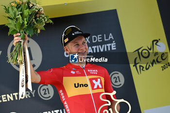 2024-06-30 - JONAS ABRAHAMSEN celebrated for the prix de la combativite on the podium of the second stage of the tour de france 2024 in bologna - STAGE 2 - FINISH - TOUR DE FRANCE - CYCLING