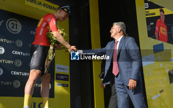 2024-06-30 - Jonas Abrahamsen (UNO X - MOBILITY) and Romano Prodi (Ex IItalian Prime Minister ) on the podium - STAGE 2 - FINISH - TOUR DE FRANCE - CYCLING