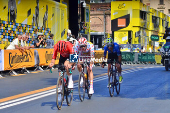 2024-06-30 - Finish line Stage 2 - city circuit turn 1 - cyclists on the run - STAGE 2 - FINISH - TOUR DE FRANCE - CYCLING