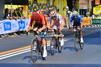 2024-06-30 - Finish line Stage 2 - city circuit turn 1 - cyclists on the run - STAGE 2 - FINISH - TOUR DE FRANCE - CYCLING