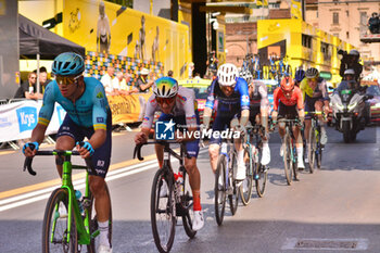 2024-06-30 - Finish line Stage 2 - city circuit turn 1 - chasing cyclists - STAGE 2 - FINISH - TOUR DE FRANCE - CYCLING