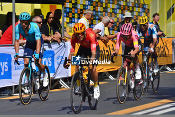 2024-06-30 - Finish line Stage 2 - city circuit turn 1 - chasing cyclists - STAGE 2 - FINISH - TOUR DE FRANCE - CYCLING