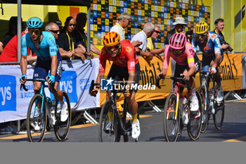 2024-06-30 - Finish line Stage 2 - city circuit turn 1 - chasing cyclists - STAGE 2 - FINISH - TOUR DE FRANCE - CYCLING