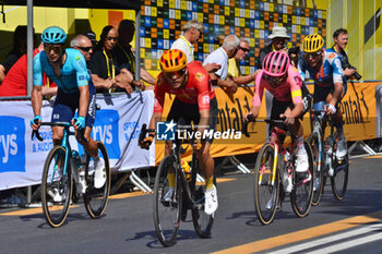 2024-06-30 - Finish line Stage 2 - city circuit turn 1 - chasing cyclists - STAGE 2 - FINISH - TOUR DE FRANCE - CYCLING