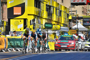 2024-06-30 - Finish line Stage 2 - city circuit turn 1 - chasing cyclists 2 - STAGE 2 - FINISH - TOUR DE FRANCE - CYCLING