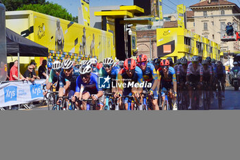 2024-06-30 - Finish line Stage 2 - city circuit turn 1 - Leader Group - STAGE 2 - FINISH - TOUR DE FRANCE - CYCLING