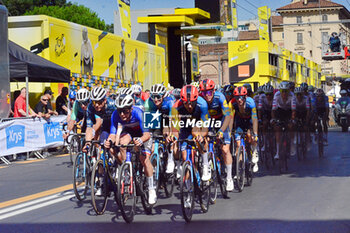 2024-06-30 - Finish line Stage 2 - city circuit turn 1 - Leader Group - STAGE 2 - FINISH - TOUR DE FRANCE - CYCLING