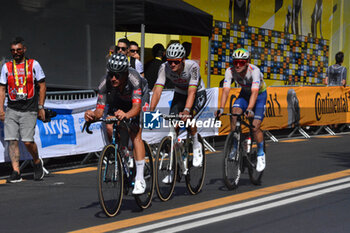 2024-06-30 - Finish line Stage 2 - city circuit turn 2- chasing cyclists - STAGE 2 - FINISH - TOUR DE FRANCE - CYCLING