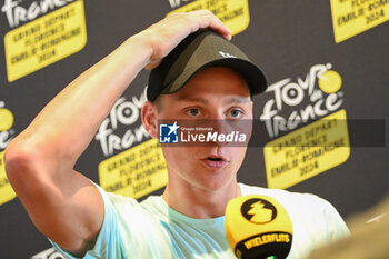 2024-06-27 - Mathieu van der Poel during press conference before the Grand Depart of the tour de France 2024 at Palazzo Vecchio in Florence - TEAM PRESENTATION - TOUR DE FRANCE - CYCLING