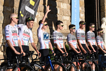 2024-06-27 - Tadej Pogačar greet his supporters during UAE Emirates team presentation at the Grand Depart of the tour de France 2024 at Palazzo Vecchio in Florence - TEAM PRESENTATION - TOUR DE FRANCE - CYCLING