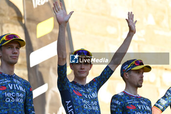 2024-06-27 - Jonas Vingegaard (Team Visma Lease a Bike)greets his supporters during team presentation before the Grand Depart Florence Emilie-Romagne 2024 of the Tour de France at Palazzo Vecchio in Florence - TEAM PRESENTATION - TOUR DE FRANCE - CYCLING