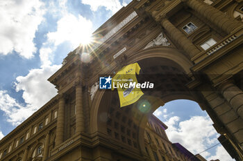 2024-06-27 - Grand Depart Florence Emilie-Romagne 2024 Piazza della Repubblica in Florence with a big yellow jersey - TEAM PRESENTATION - TOUR DE FRANCE - CYCLING