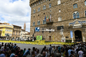 2024-06-27 - Grand Depart Florence Emilie-Romagne 2024 Palazzo Vecchio Waiting for team presentation - TEAM PRESENTATION - TOUR DE FRANCE - CYCLING