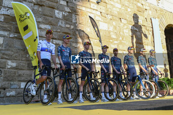 2024-06-27 - Team Visma Lease a Bike during team presentation before the Grand Depart Florence Emilie-Romagne 2024 of the Tour de France at Palazzo Vecchio in Florence - TEAM PRESENTATION - TOUR DE FRANCE - CYCLING