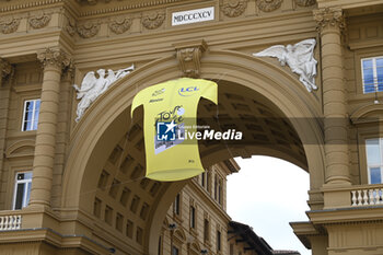 2024-06-27 - Tour de France 2024 Grand Depart Florence Piazza Repubblica in yellow - TEAM PRESENTATION - TOUR DE FRANCE - CYCLING