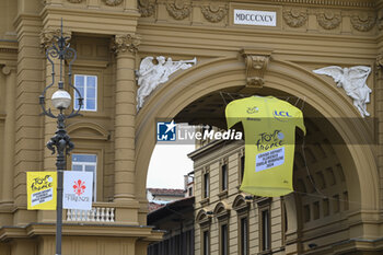 2024-06-27 - Tour de France 2024 Grand Depart Florence Piazza Repubblica in yellow - TEAM PRESENTATION - TOUR DE FRANCE - CYCLING