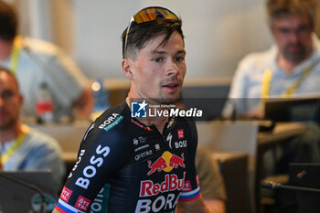 2024-06-27 - Primoz Roglic (BORA-Hansgrohe-Red Bull) portrait at press conference before Tour de France 2024 Grand Depart Florence Emilie_Romagne - TEAM PRESENTATION - TOUR DE FRANCE - CYCLING