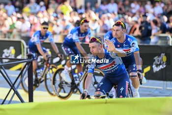 2024-06-27 - Remco Evenepoel (team soudal quick step) and his teammate greetings during team presentation Tour de France 2024 Grand Depart in Florence - TEAM PRESENTATION - TOUR DE FRANCE - CYCLING