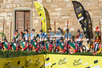 2024-06-27 - TEAM DSM-FIRMENICH POSTNL during team presentation Tour de France 2024 Grand Depart Piazza Signoria in Florence - TEAM PRESENTATION - TOUR DE FRANCE - CYCLING