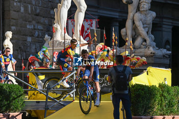 2024-06-27 - Giulio Ciccone (lidl Trek team) and his teammate during team presentation Tour de France 2024 Grand Depart Piazza Signoria in Florence - TEAM PRESENTATION - TOUR DE FRANCE - CYCLING