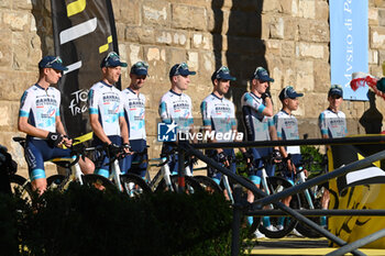 2024-06-27 - BAHRAIN VICTORIOUS team during team presentation Tour de France 2024 Grand Depart Piazza Signoria in Florence - TEAM PRESENTATION - TOUR DE FRANCE - CYCLING