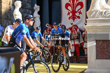 2024-06-27 - Movistar Team during team presentation Tour de France 2024 Grand Depart Piazza Signoria in Florence - TEAM PRESENTATION - TOUR DE FRANCE - CYCLING