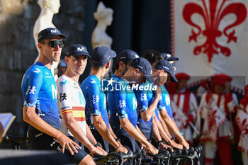 2024-06-27 - Oier Lazkano (Movistar Team) and his teammate during team presentation Tour de France 2024 Grand Depart Piazza Signoria in Florence - TEAM PRESENTATION - TOUR DE FRANCE - CYCLING