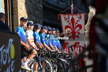 2024-06-27 - Movistar Team during team presentation Tour de France 2024 Grand Depart Piazza Signoria in Florence - TEAM PRESENTATION - TOUR DE FRANCE - CYCLING