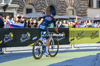 2024-06-27 - Primoz Roglic (BORA-Hansgrohe-Red Bull) greets Slovenian supporters during team presentation Tour de France 2024 Grand Depart Piazza Signoria in Florence - TEAM PRESENTATION - TOUR DE FRANCE - CYCLING