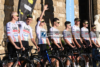 2024-06-27 - UAE Emirates pro cyclng team during team presentation Tour de France 2024 Grand Depart Piazza Signoria in Florence - TEAM PRESENTATION - TOUR DE FRANCE - CYCLING