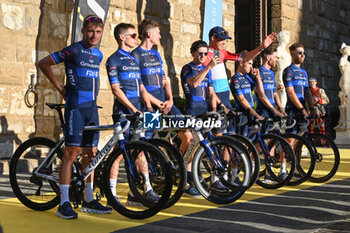 2024-06-27 - GROUPAMA-FDJ during team presentation Tour de France 2024 Grand Depart Piazza Signoria in Florence - TEAM PRESENTATION - TOUR DE FRANCE - CYCLING