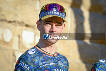 2024-06-27 - Wout Van Aert (TEAM VISMA_LEASE A BIKE) portrait during team presentation Tour de France 2024 Grand Depart Piazza Signoria in Florence( - TEAM PRESENTATION - TOUR DE FRANCE - CYCLING