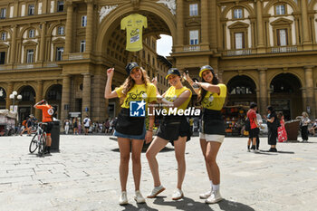 2024-06-27 - Tour de France 2024 Grand Depart Florence Piazza Repubblica in yellow - TEAM PRESENTATION - TOUR DE FRANCE - CYCLING