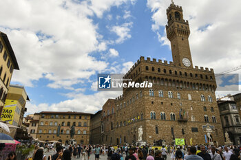 2024-06-27 - Tour de France 2024 Grand Depart Florence Piazza Signoria and Palazzo Vecchio waiting for a team presentation - TEAM PRESENTATION - TOUR DE FRANCE - CYCLING