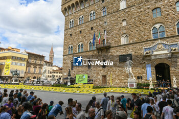 2024-06-27 - Tour de France 2024 Grand Depart Florence Piazza Signoria and Palazzo Vecchio waiting for a team presentation - TEAM PRESENTATION - TOUR DE FRANCE - CYCLING